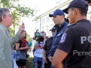 Яйца и протестиращи срещнаха депутатите днес