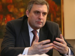 Г-н Калфин, обиждате и

децата, и пенсионерите!
