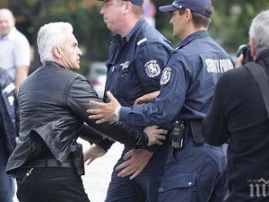 Волен Сидеров влезе в схватка с полицията! "Атака" излезе с лозунг: НАТО, не ни въвличай във война с Русия