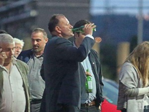 Другарят Миков е мъж, готов за барикадата
 
