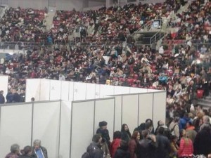 Ужас в "Арена Армеец": Хора плачат и крещят: "Убийци!", кълнат се, че има умрели