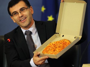Дянков: Увеличете заплатите на учителите, не купувайте изтребители