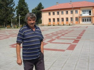 Селски кмет гони по мандати Бай Тошо и Кастро