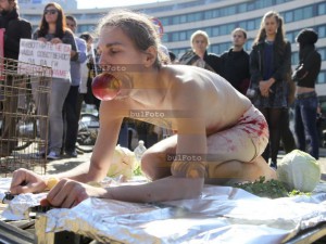 "Кървавият" протест пред парламента в снимки
