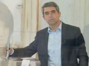 Плевнелиев гласува без президентшата Юлиана