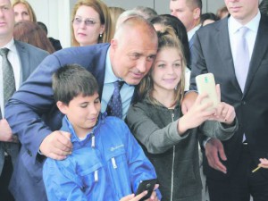 Щрак, Марийке, на портрет – селфито на политиците