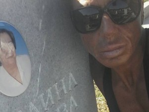 Наша европейска шампионка шокира със селфи на... гроба на майка си!
