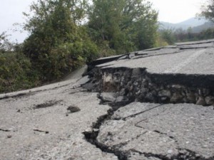 Свлачище евакуира десетки хора тази нощ в Асеновград 