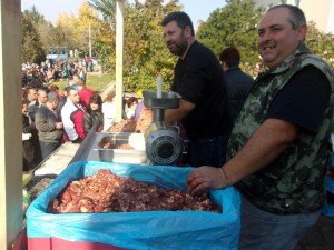 Млади и стари пиха вино, замезваха с домашни наденици 