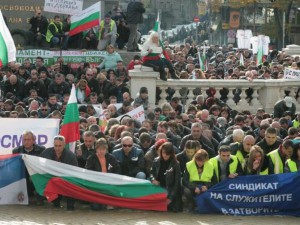 Протестиращите пред парламента полицаи паднаха на колене на песен на Слави Трифонов
