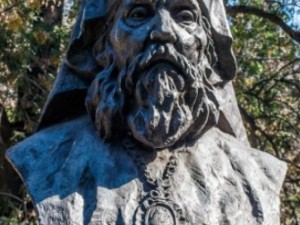 На кого пречи паметникът на екзарх Антим първи в християнската църква в Одрин?
 