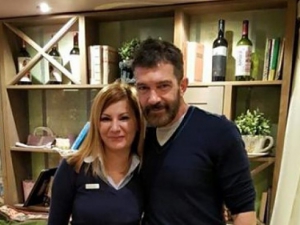 Антонио Бандерас се тъпче с мусака на „Витошка”
