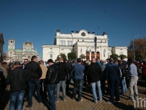 Полицаите оградиха парламента