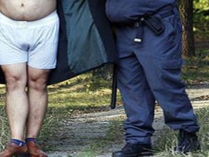 Пенсионер се разголи на детска площадка
