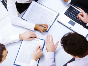Секира! Банките ни грабят с нови такси от 1 януари