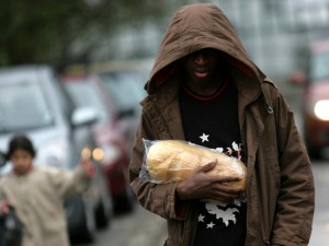 Бежанци въртят куче на чеверме в центъра на София