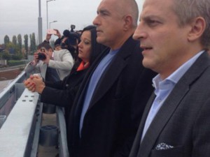 Бойко се шегува. Готиният Пепи Москов и той. Соленички са им шегите...
