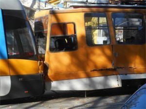Бременната жена от катастрофата с трамваите остава в болница - бебето е добре