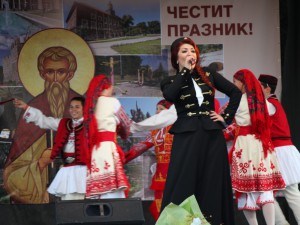 Ива Давидова развя байряка като Райна Княгиня