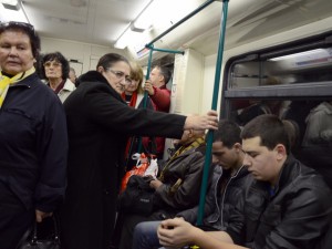 Кой ползва допълнителен платен годишен отпуск