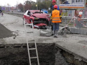 Мъж падна в 3-метров изкоп, глътна си езика