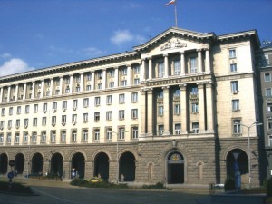 Правителството си търси цветар и градинар за 70 бона