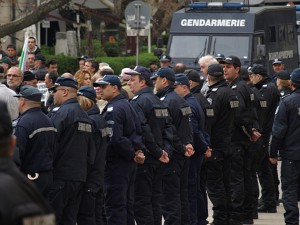 Полицията застава срещу парламента