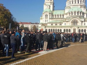 Полицаите обсадиха парламента – запалиха свещи срещу Бъчварова, тя се оправдава вътре за командировката в Лондон 