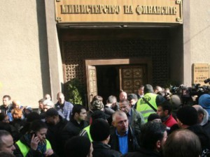 Какофония! Здравен министър оправя данъците, финансов реформира МВР
