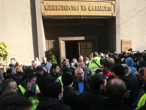 Протест пред финансовото министерство, а 20 000 полицаи ще протестират утре