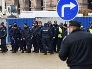 Спешните доктори изкрейзиха - линейки се заклещиха в полицейските тапи