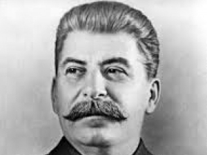 Анархист взривява паметника на Сталин
