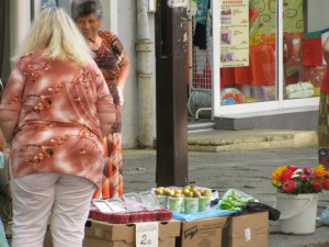 „Баба престъпничка” продава домати на улицата
 