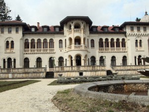 Не можем да припарим до двореца "Кричим", а гардове вършеят като господари