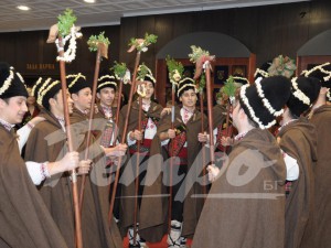 Сурвакари с дрянови пръчки наричат за здраве и благоденствие