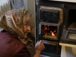 Баба Милка с пенсия от 130 лева се грее само "нощна смяна"