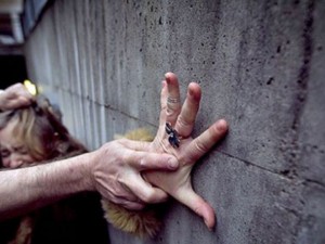 53-годишна в кома след зверски бой и изнасилване