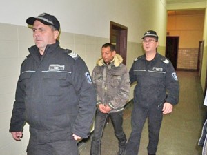 Баща на пет деца изнасилвал 13-годишната си дъщеря