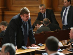 Депутатите се залостиха здраво в парламента, не пускат пиле да прехвръкне! 