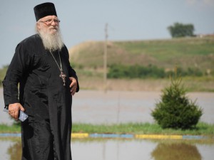 Ревнив съпруг заплашвал, че "ще отреже главата" на отец Иван