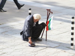 Те си качват заплатите, ние ровим в кофите за боклук. Докога ще търпим?