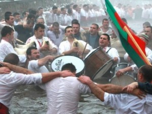 Пияни бабаити кепазят и мъжкото хоро
 