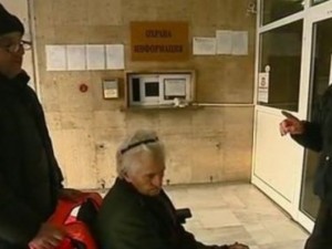 Син остави болната си майка на чиновници, защото не го класирали за социален асистент 