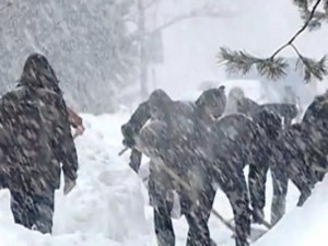 Снегът затрупва държавата