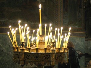 Алчни попове се прецакаха от лакомия за скъпи свещи
 