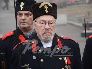 И пенсионирани, военните могат да останат в армията