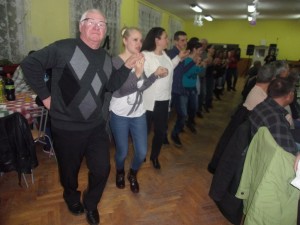 Дядо Драгий дари трофей със златен медал на ловен клуб