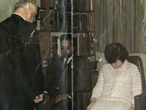 Извънземни отвличат съпрузи на далечна звезда