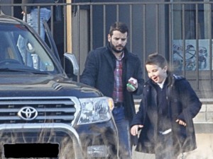 Иван слугува на доведения си син от Ирина
 