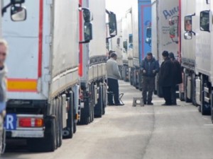 Ексклузивно от границата: Наши шофьори дават мръсна газ, чупят бариери!
